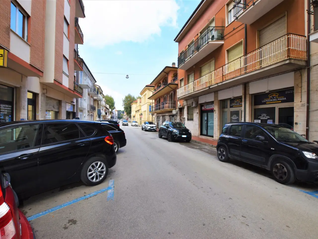Negozio in Via Giuseppe Mazzini 85, Porto San Giorgio, {3} - Foto 2