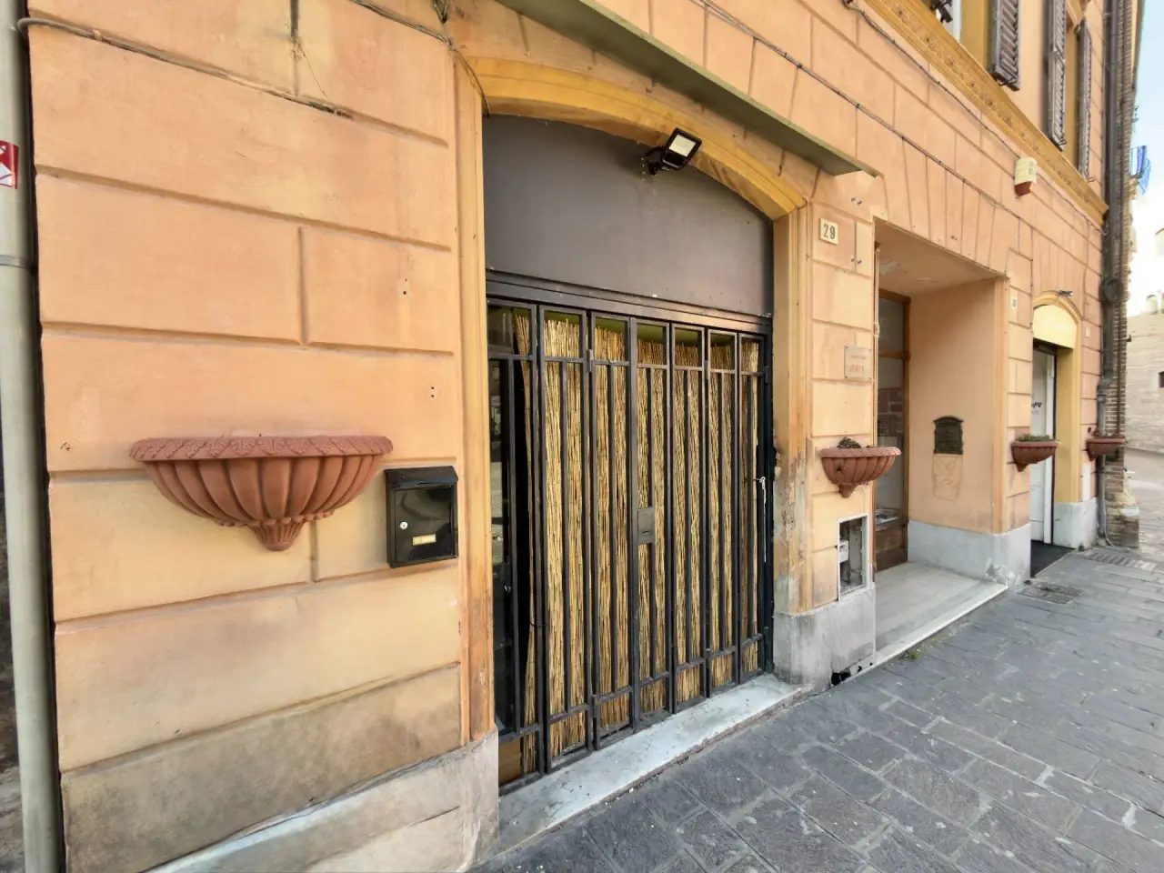 Negozio in Piazza del Comune 29, Fabriano, {3} - Foto 2
