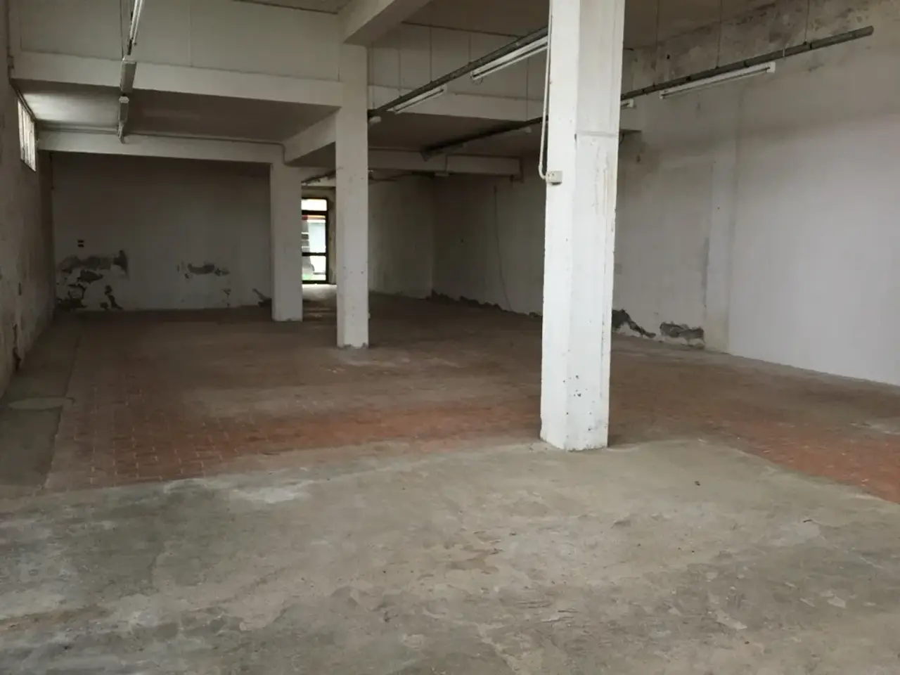 Esercizio commerciale in Via Cesare Battisti, Ponsacco, {3} - Foto 1