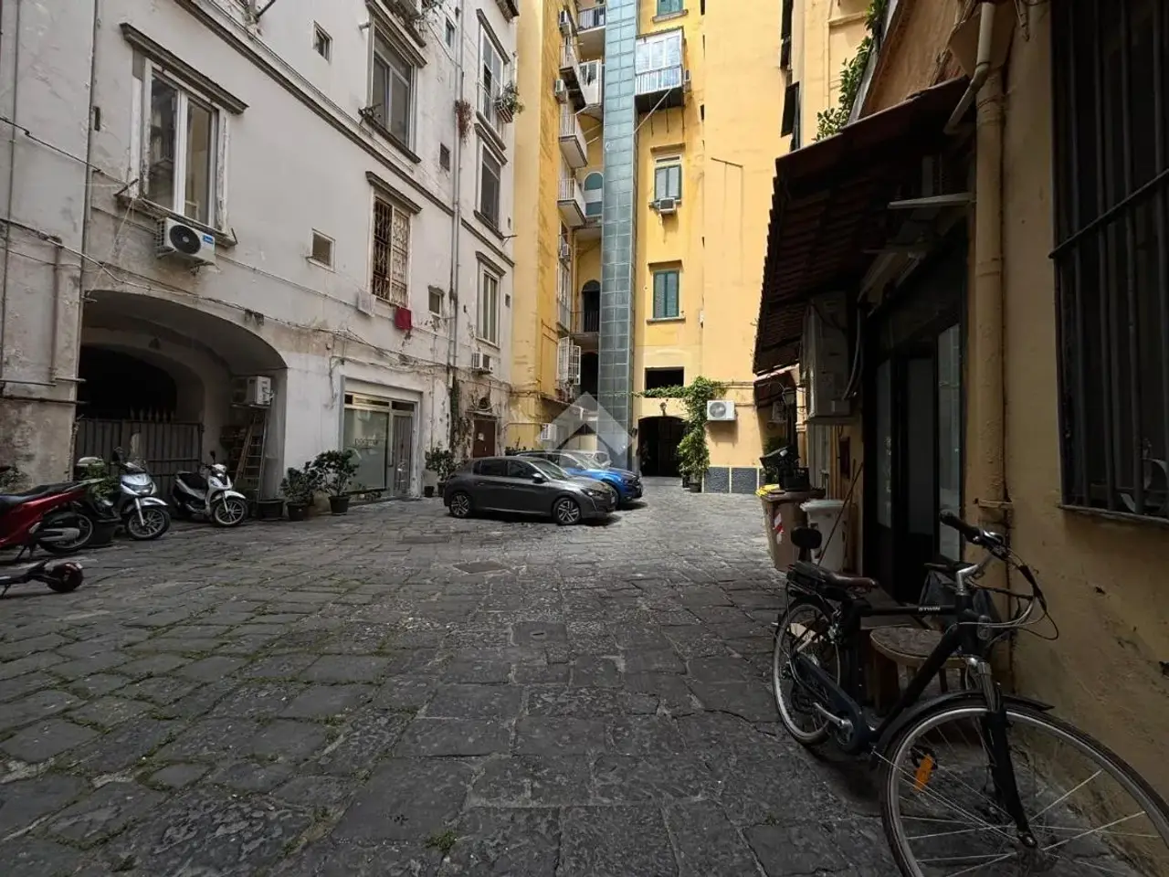 Negozio in Vicoletto Belledonne a Chiaia 9, Napoli, {3} - Foto 2