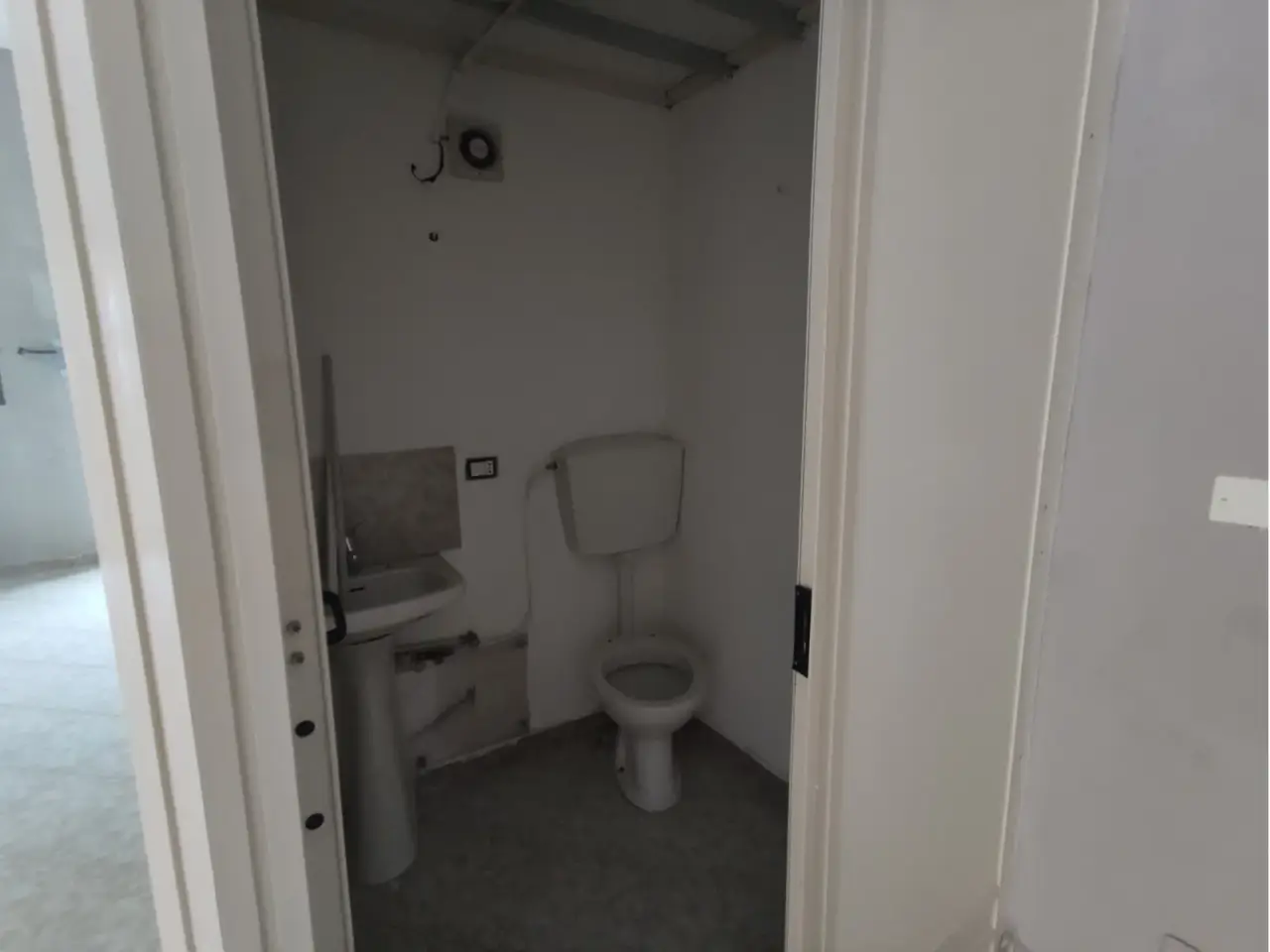 Negozio in Via Gregorio Ronca 17, Solofra, {3} - Foto 1