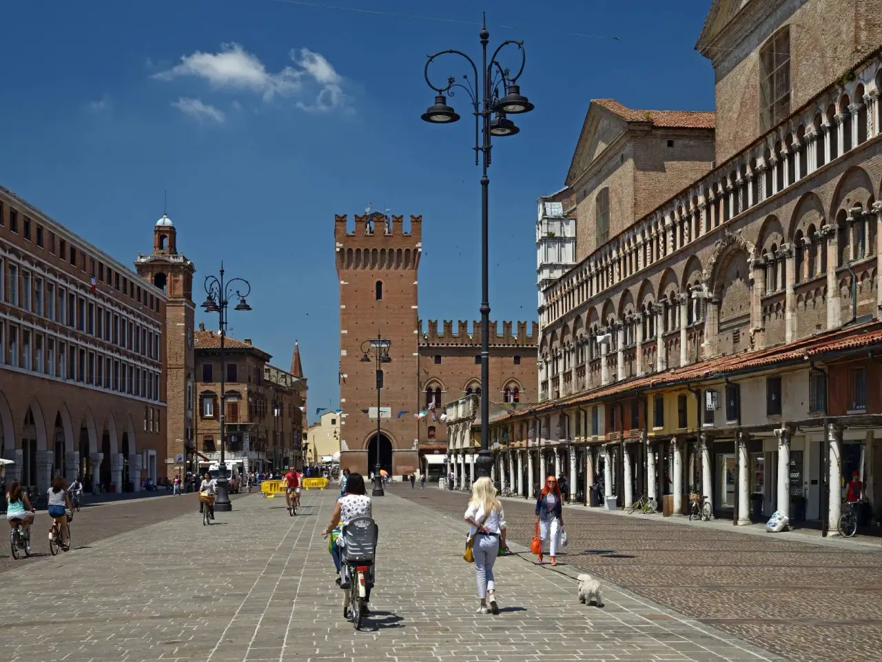 Esercizio commerciale in Piazza Trento E Trieste, Ferrara, {3} - Foto 1