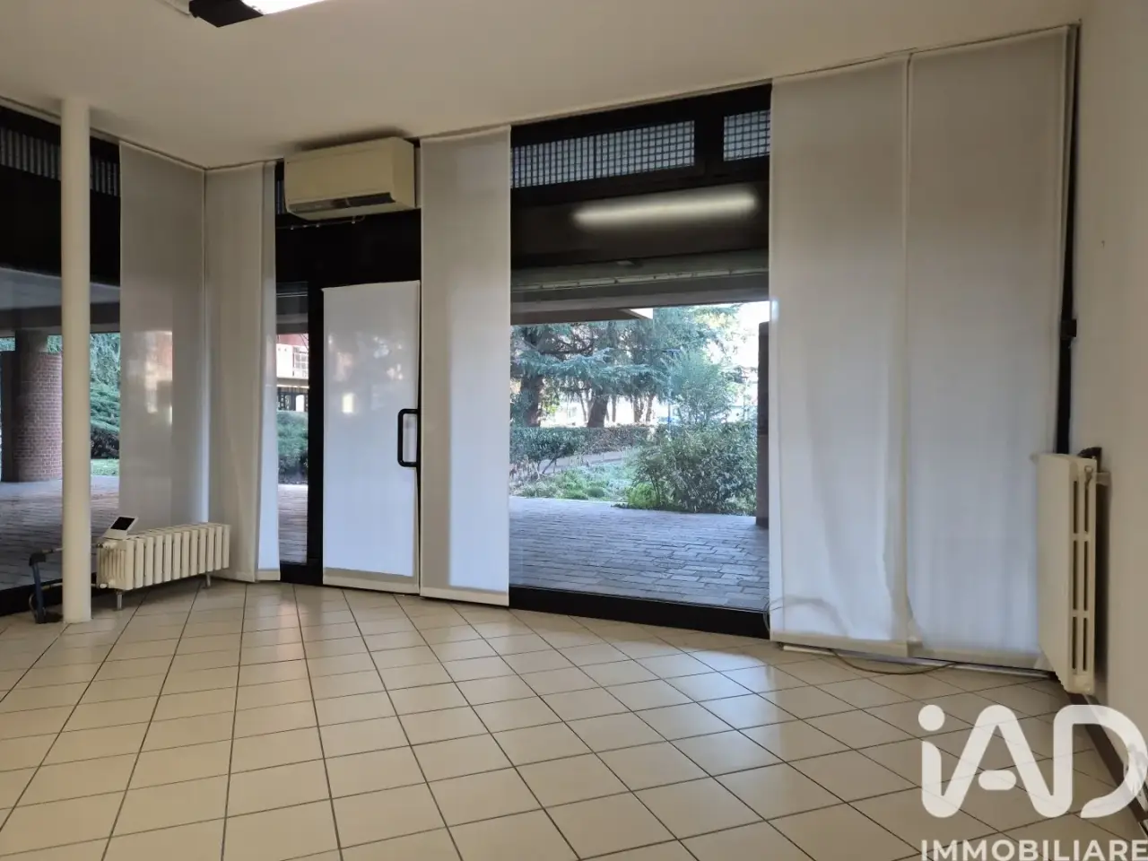 Negozio in Piazza della Resistenza 11, Bollate, {3} - Foto 1