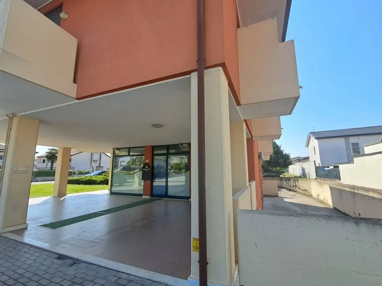 Locale commerciale in Via Mazzotti 1, Castelfranco Veneto, {3} - Foto 1