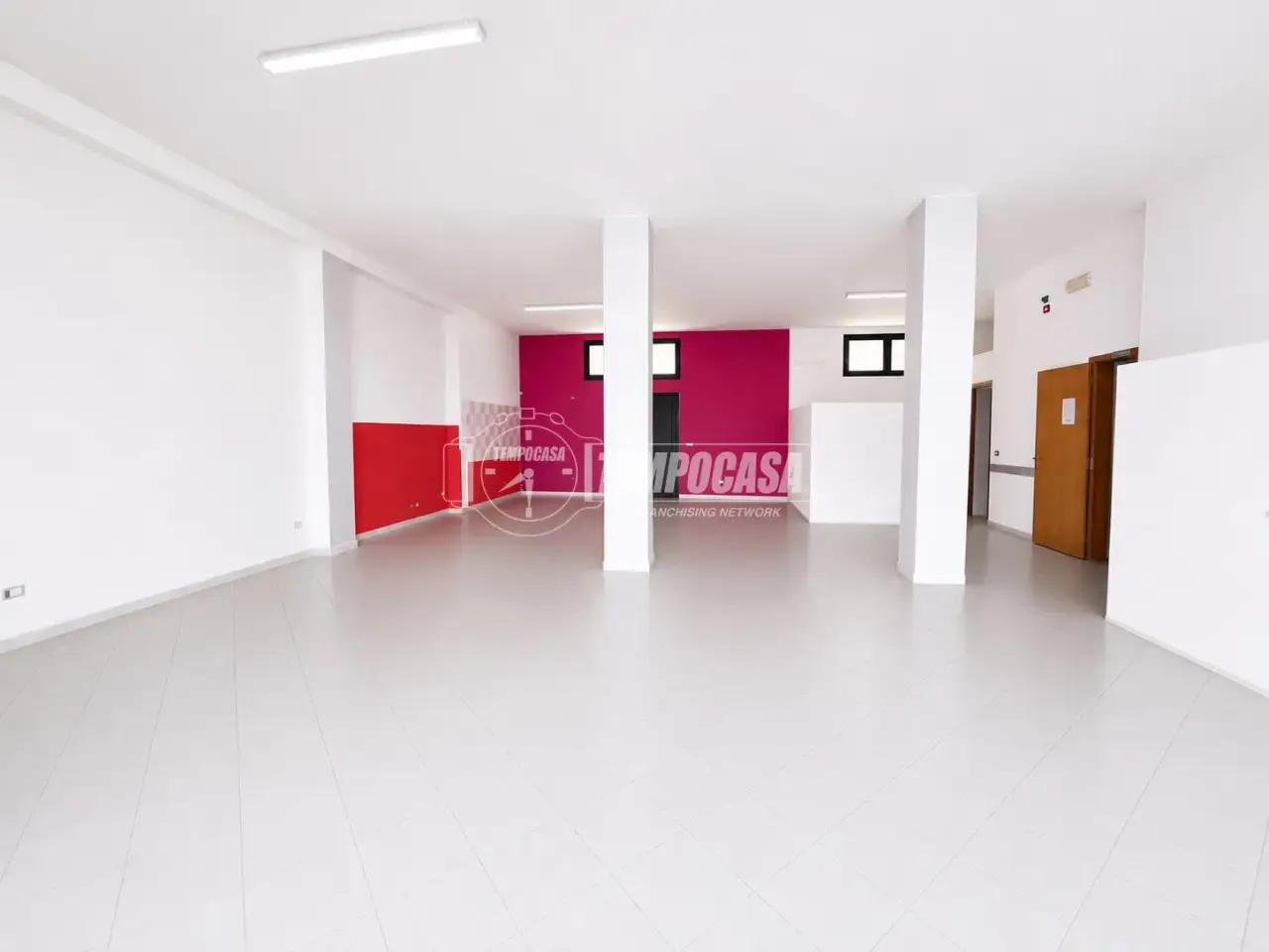 Esercizio commerciale in Via Indipendenza 9, Muro Leccese, {3} - Foto 2
