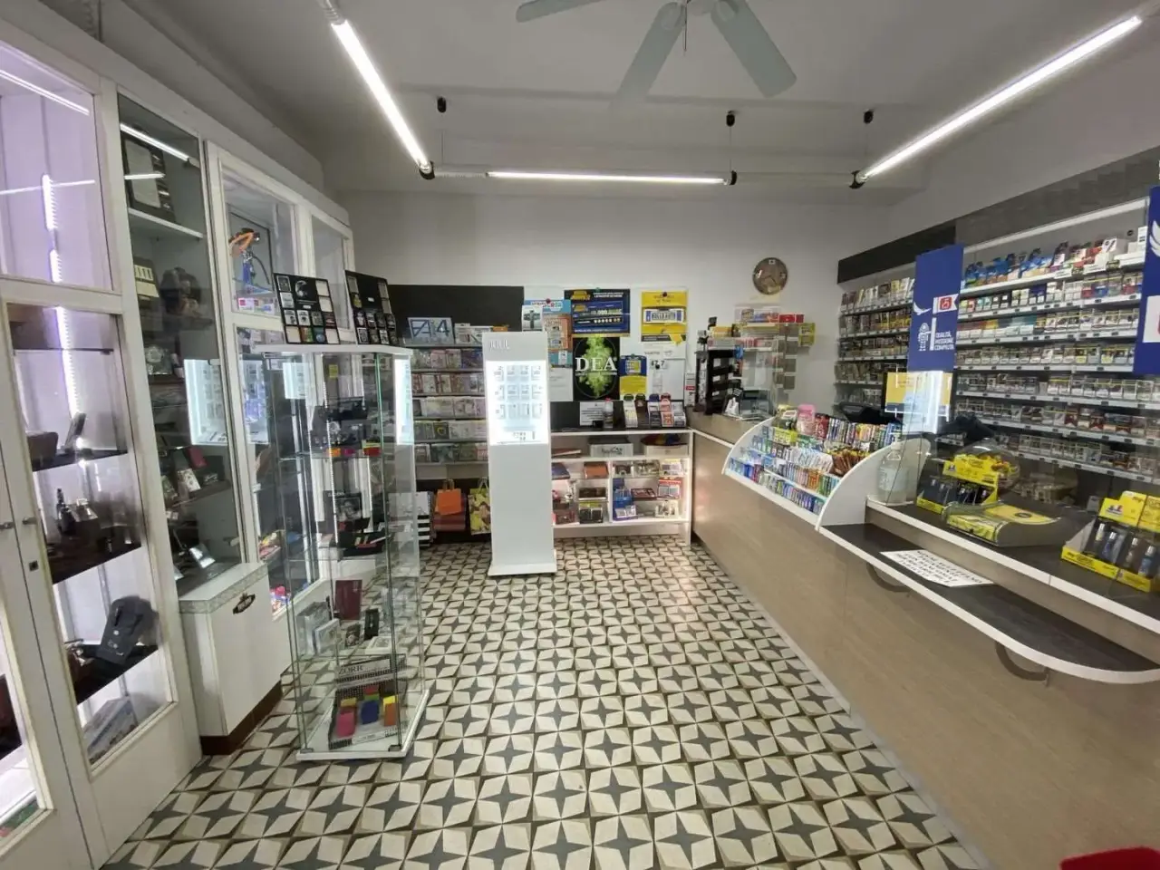 Tabaccheria in Piazza Tre Martiri 1, Rimini, {3} - Foto 1
