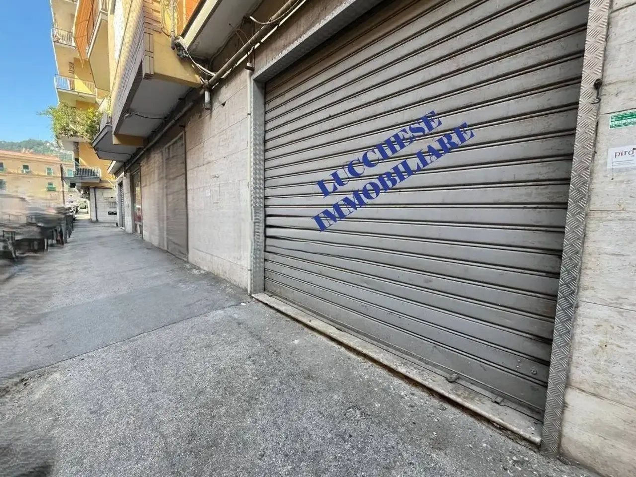 Esercizio commerciale in Via Paolo della Valle, Napoli, {3} - Foto 1