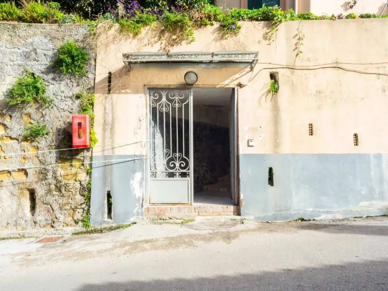 Magazzino in Via Torquato Tasso 93, Napoli, Napoli, {3} - Foto 2