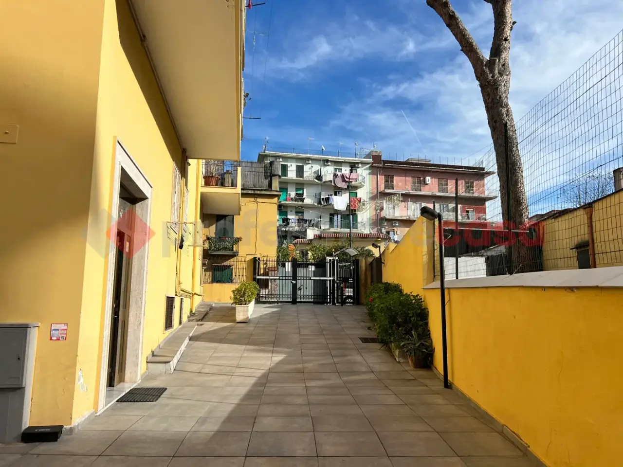 Magazzino in Via Cristoforo Colombo 7, Portici, {3} - Foto 2