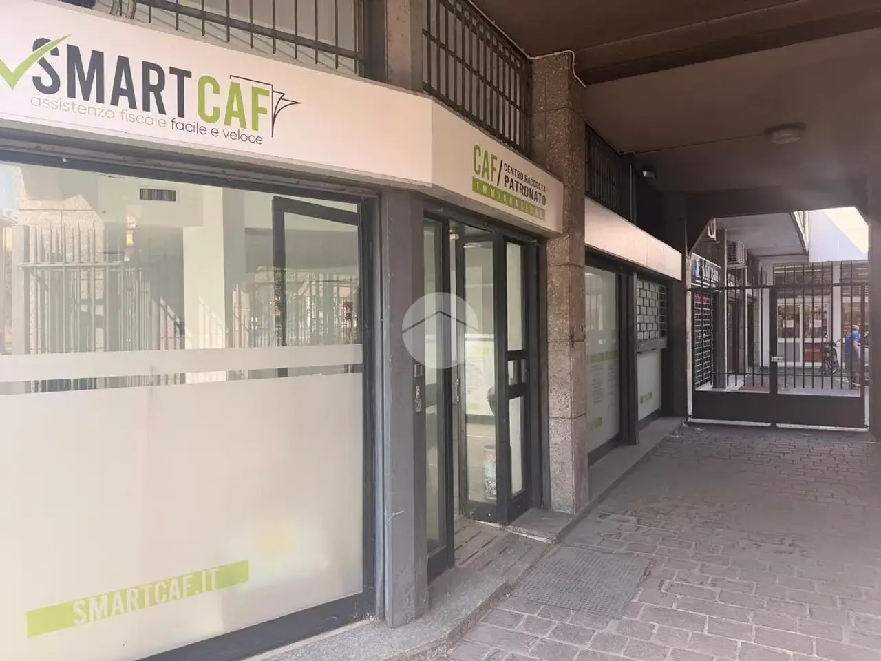 Negozio in Piazza Angilberto II 9, Milano, {3} - Foto 2