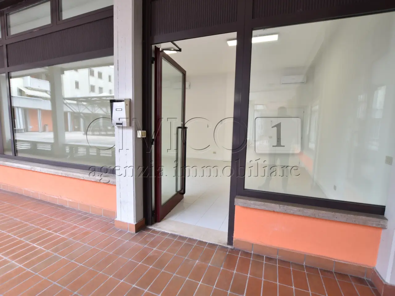 Palazzina commerciale in Via Roma, Vigodarzere, {3} - Foto 1