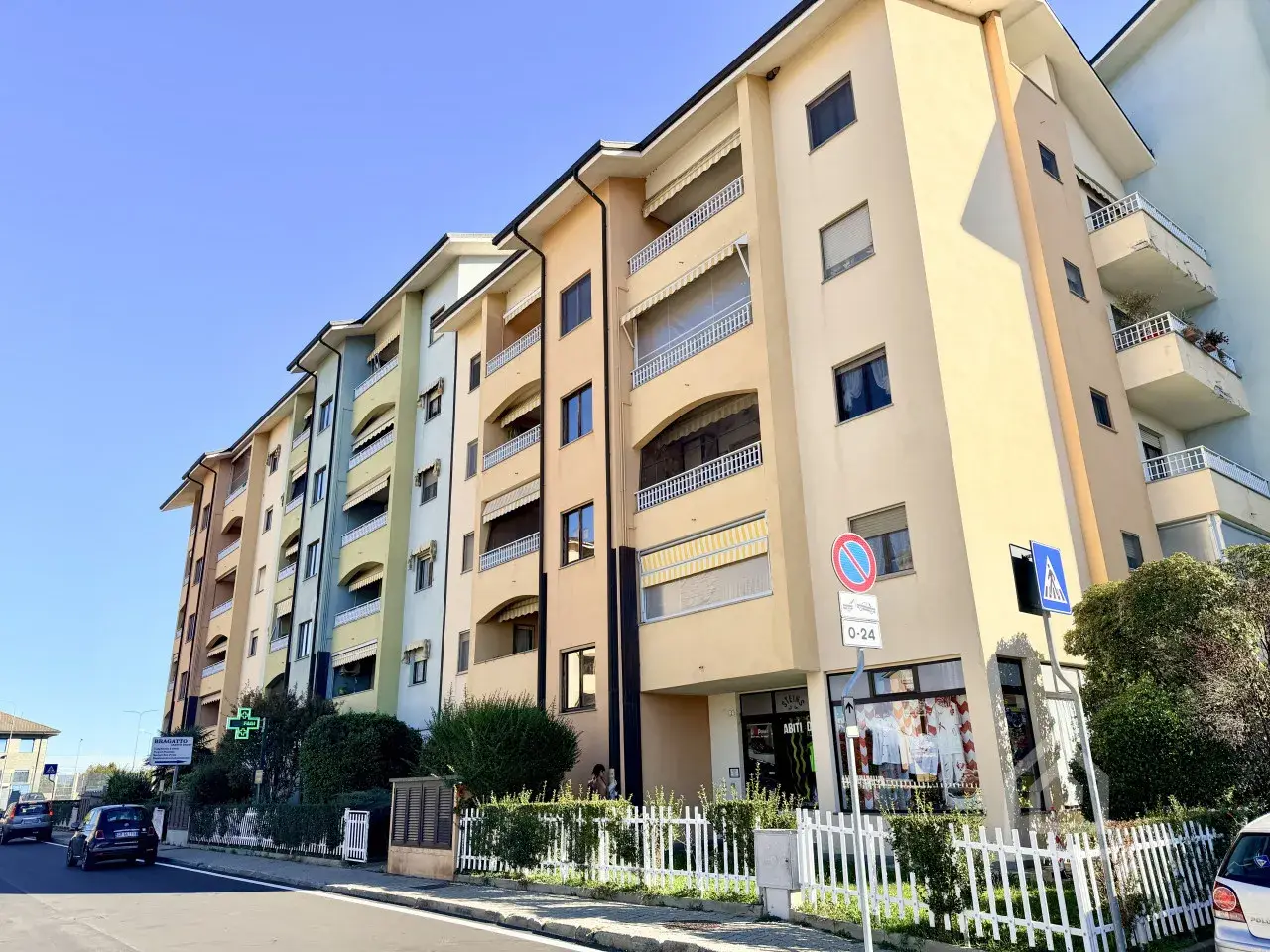 Negozio in Via Alcide De Gasperi 2, Chivasso, {3} - Foto 1