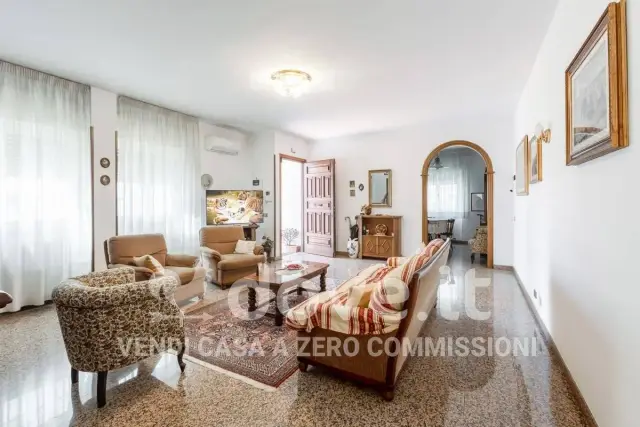 Villa in Via Giuseppe Verdi, Latina - Foto 1