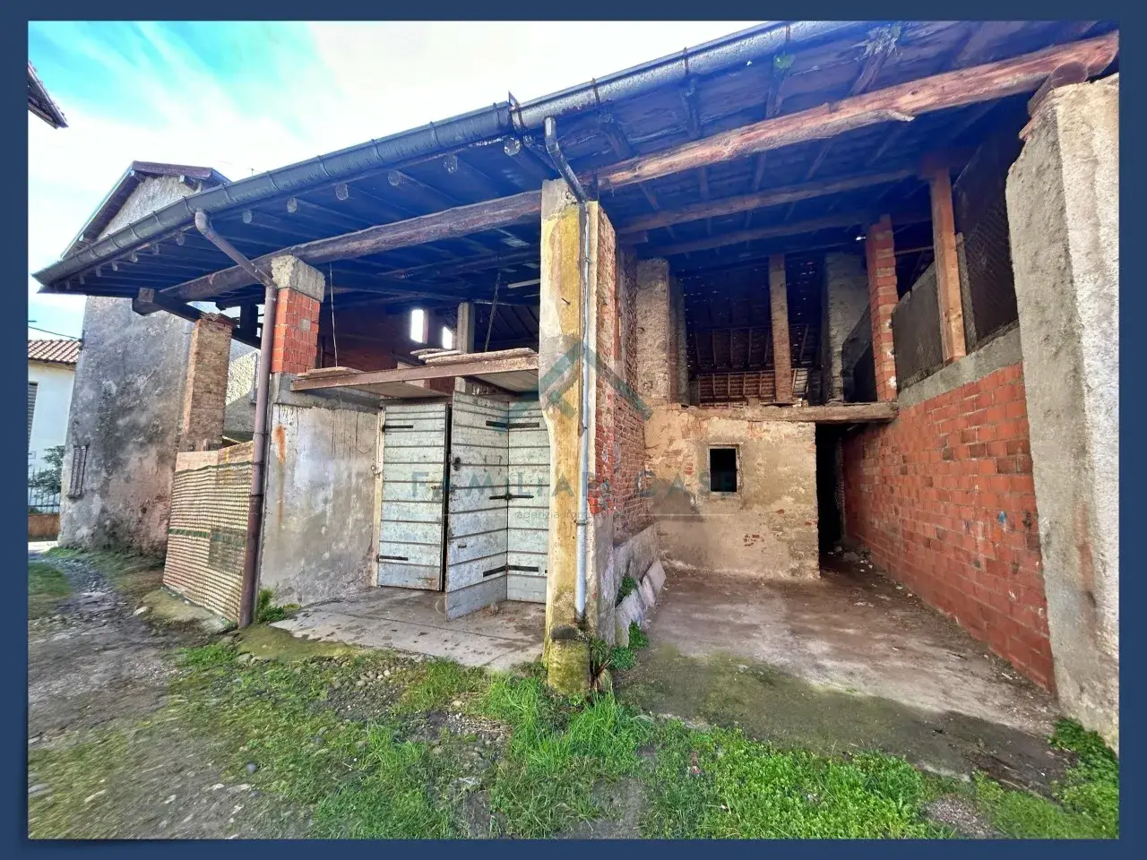 Parcheggio chiuso in Via Monte Grappa, Cazzago Brabbia, {3} - Foto 1