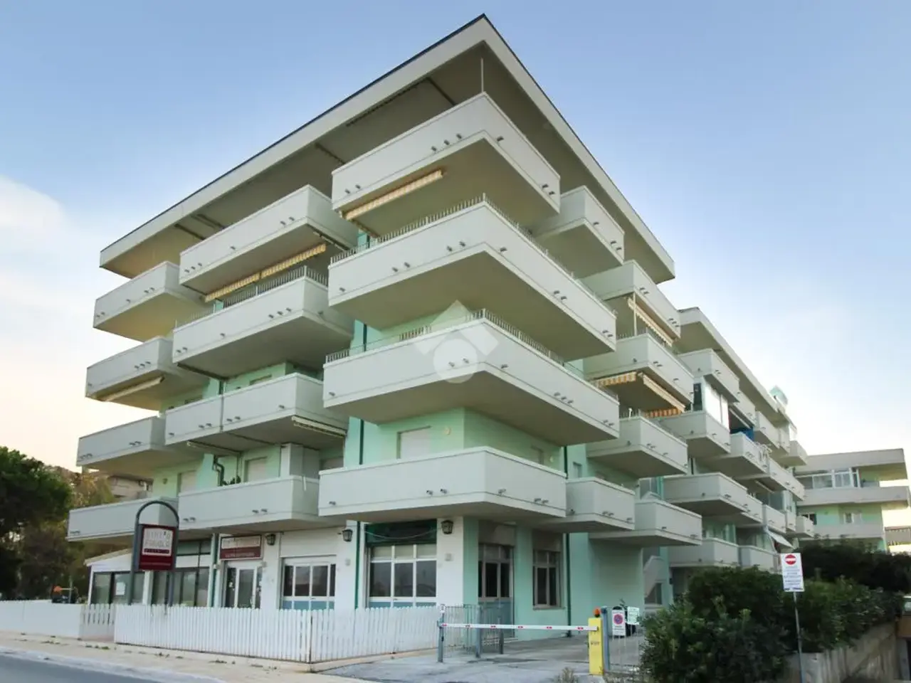 Negozio in Via Lungomare Gramsci 417, Porto San Giorgio, {3} - Foto 1