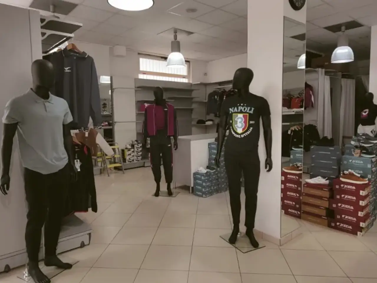 Abbigliamento in Viale della Libertà, Campagna, {3} - Foto 1