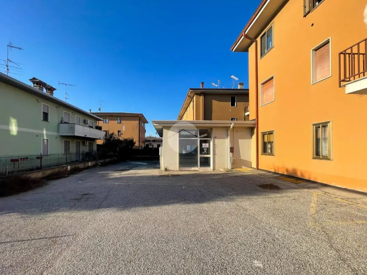 Negozio in Via l. B. Alberti 10, Castiglione Delle Stiviere, {3} - Foto 1
