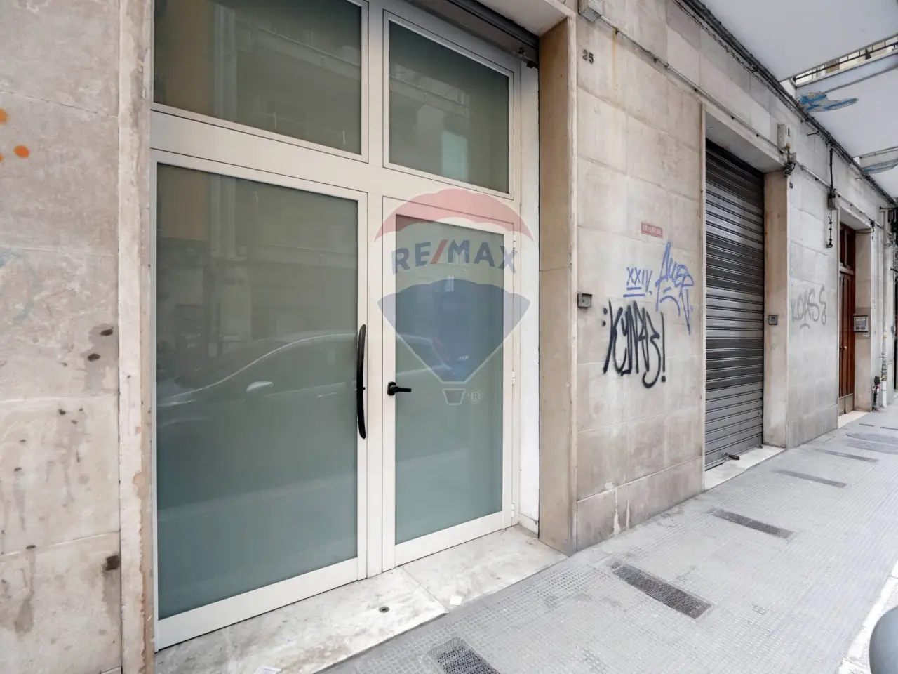 Negozio in Via Francesco Lattanzio 23, Bari, {3} - Foto 1