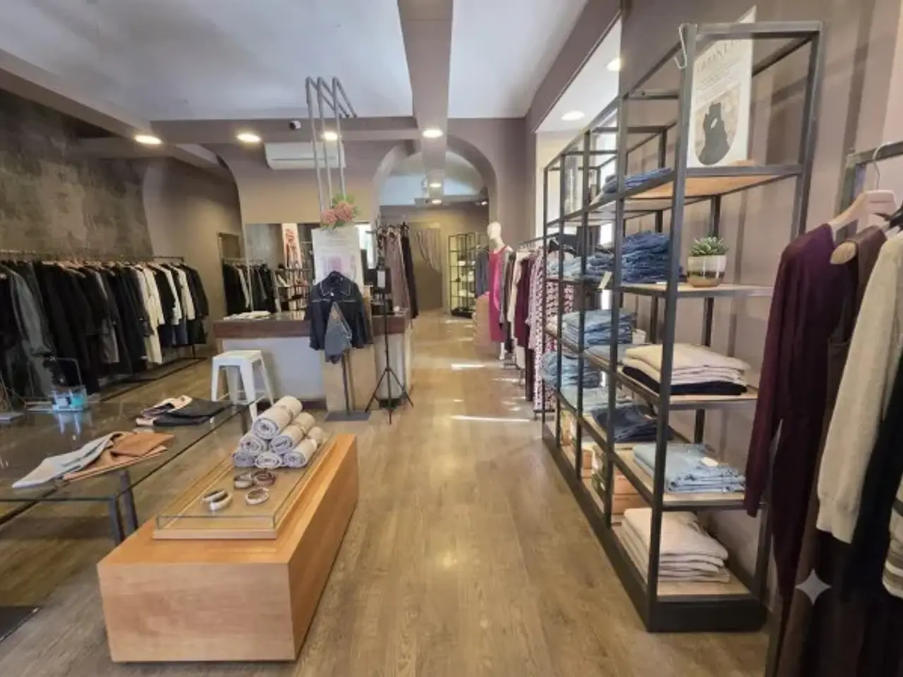 Abbigliamento in Via Cernaia 32, Torino, {3} - Foto 2