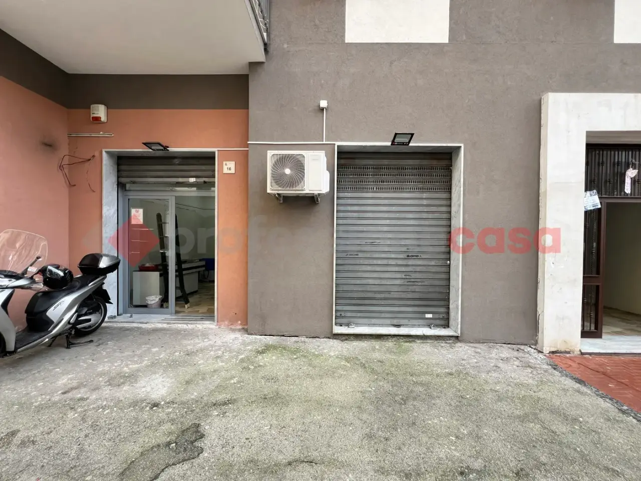 Negozio in Via Brodolini Giacomo 12, San Giorgio A Cremano, {3} - Foto 2