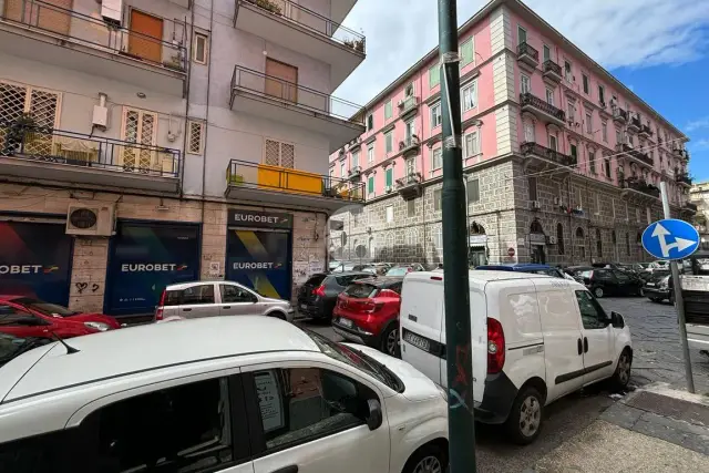 Geschäft in Via Macedonio Melloni 82, Napoli - Foto 1