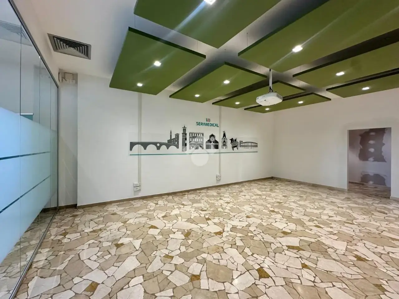 Negozio in Piazza Renato Simoni 34, Verona, {3} - Foto 2