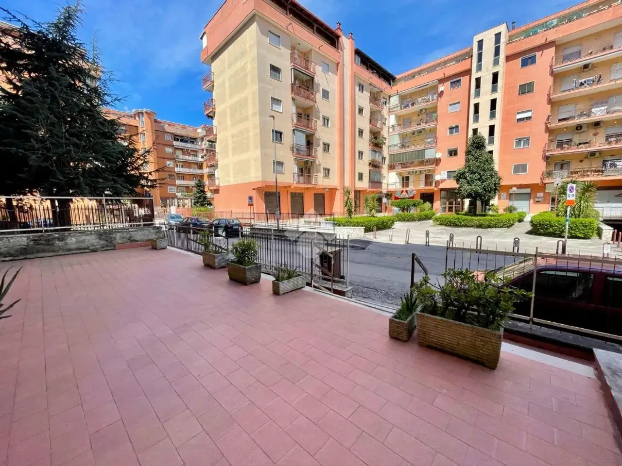 Negozio in Via Tevere 41, Marano Di Napoli, {3} - Foto 2