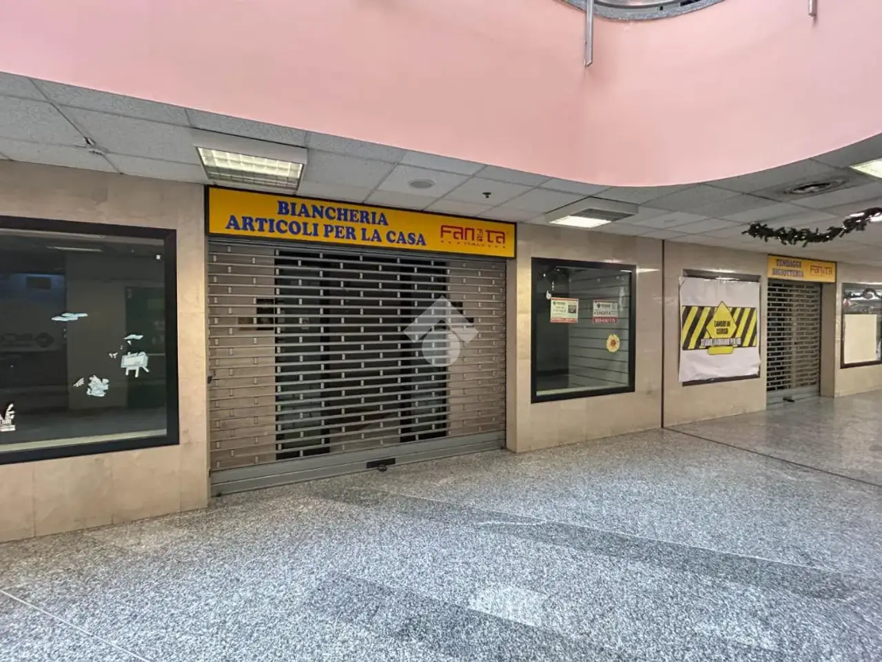 Negozio in Via J. E R. Kennedy 28, Brugherio, {3} - Foto 1