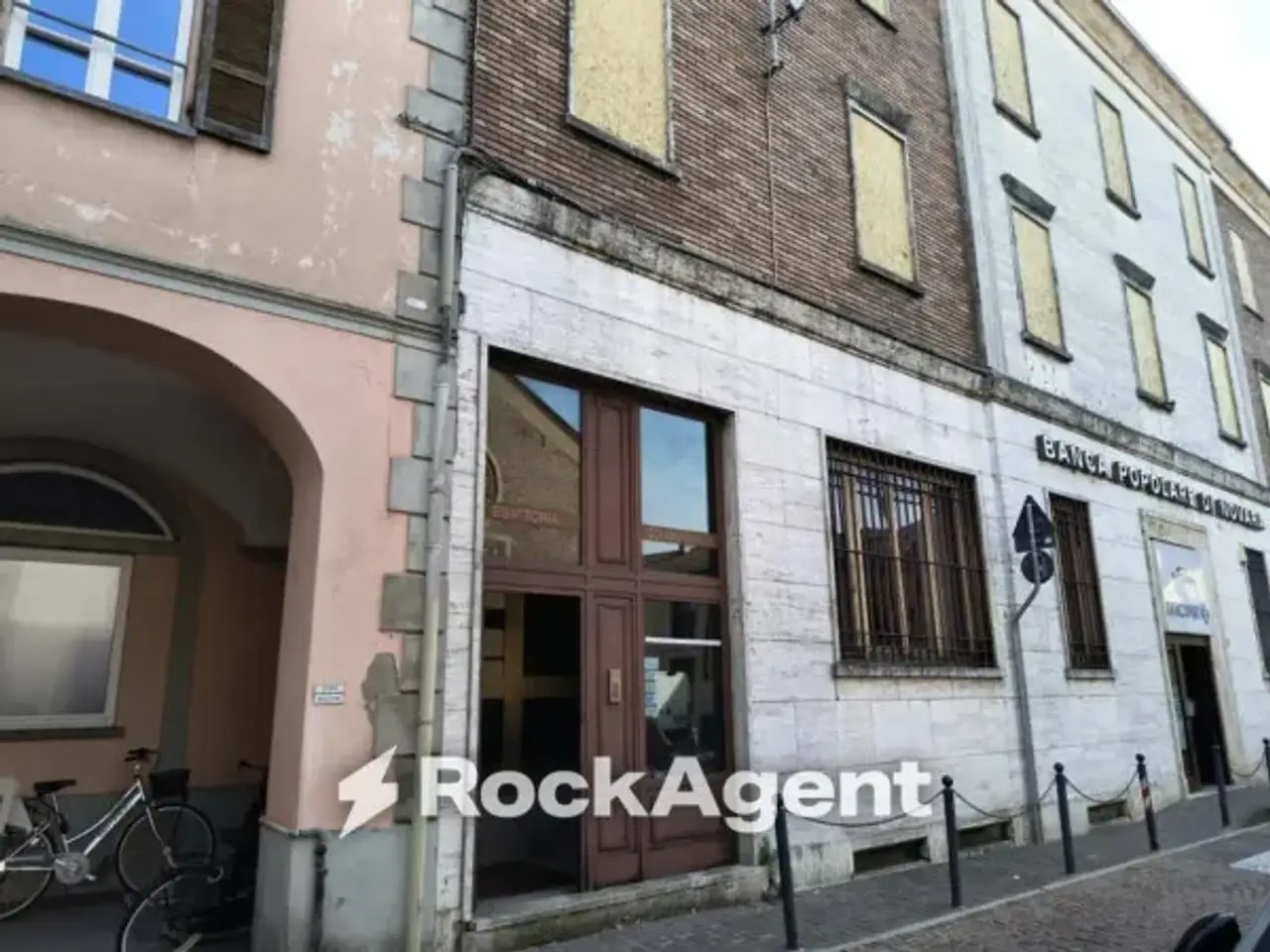 Filiale bancaria in Via Vittorio Veneto 15, Robbio, {3} - Foto 2
