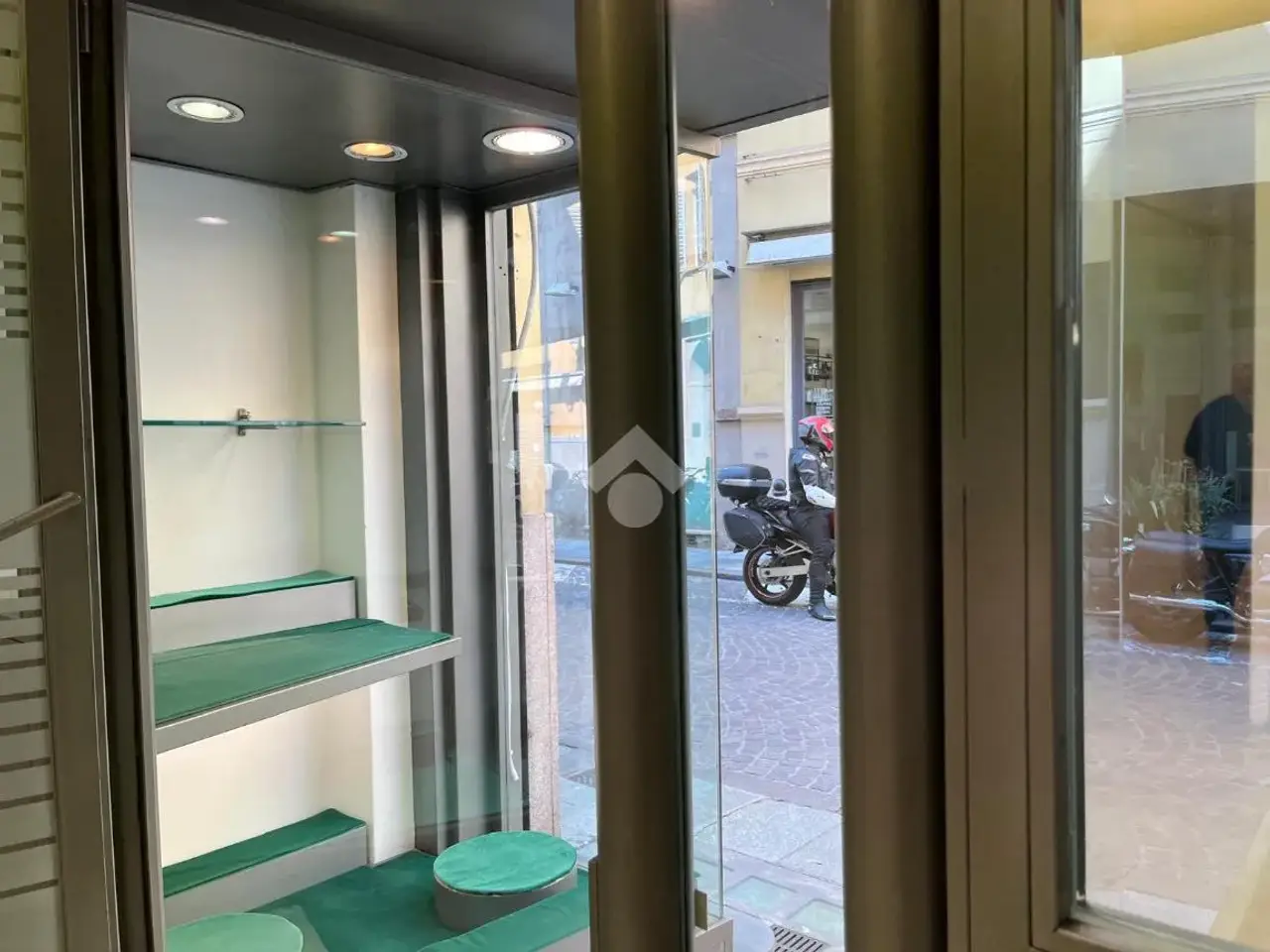 Negozio in Strada Benedetto Cairoli 1, Parma, {3} - Foto 2