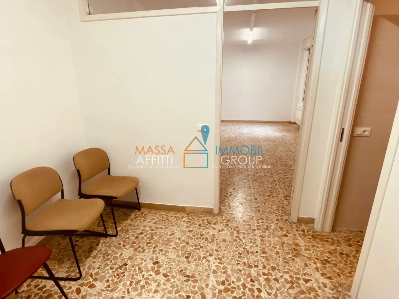 Ufficio in Galleria Sanzio 1, Massa, {3} - Foto 2