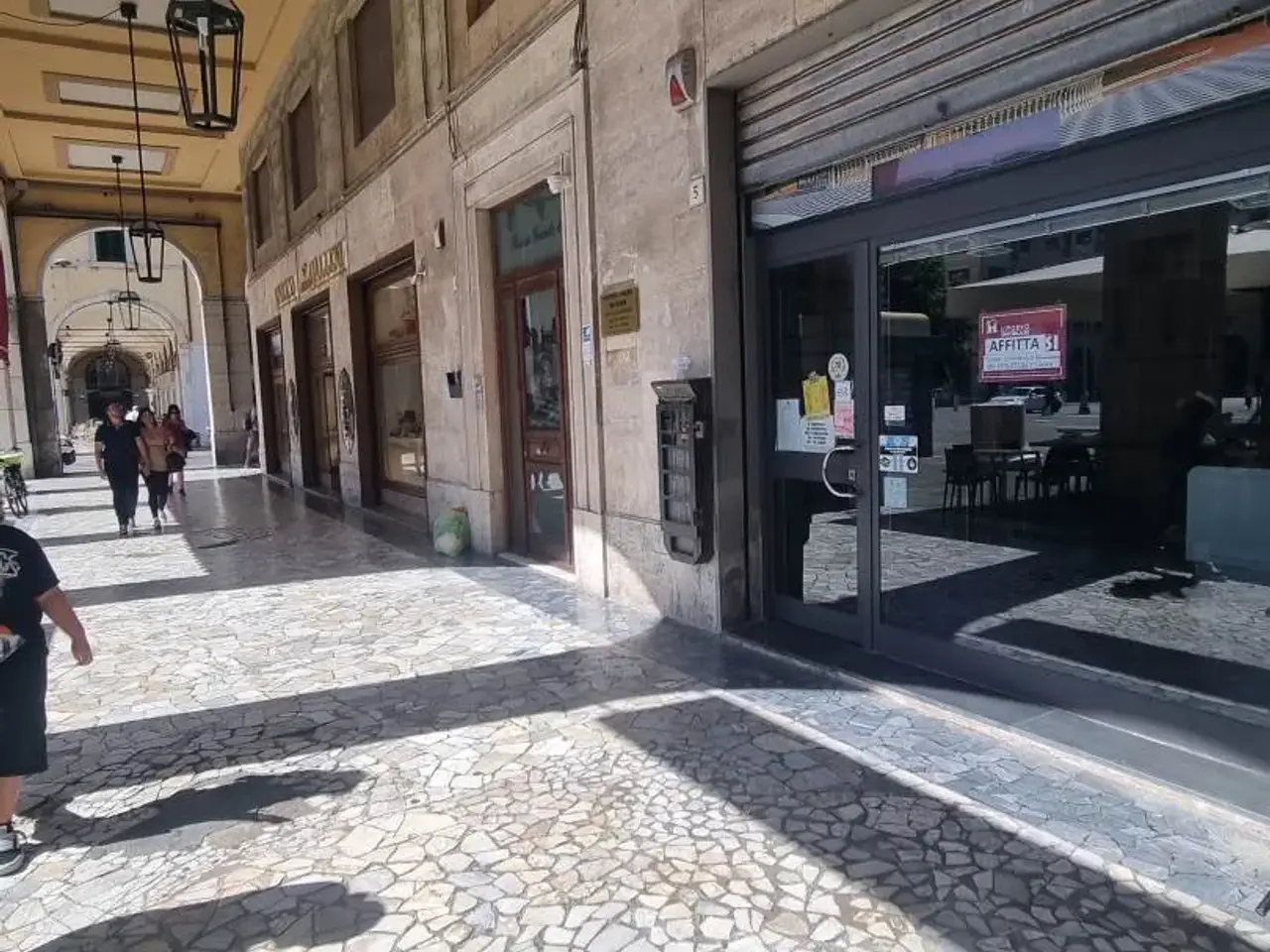 Esercizio commerciale in  Livorno, Livorno, {3} - Foto 1