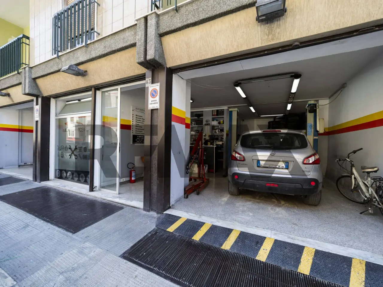 Negozio in Via Quarto 42-43-44, Bari, {3} - Foto 2