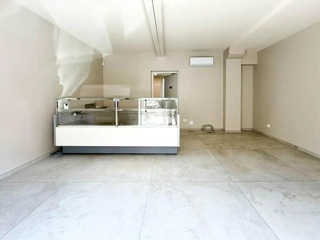 Negozio in Piazza Giuseppe Garibaldi 5, Manerba Del Garda, {3} - Foto 2