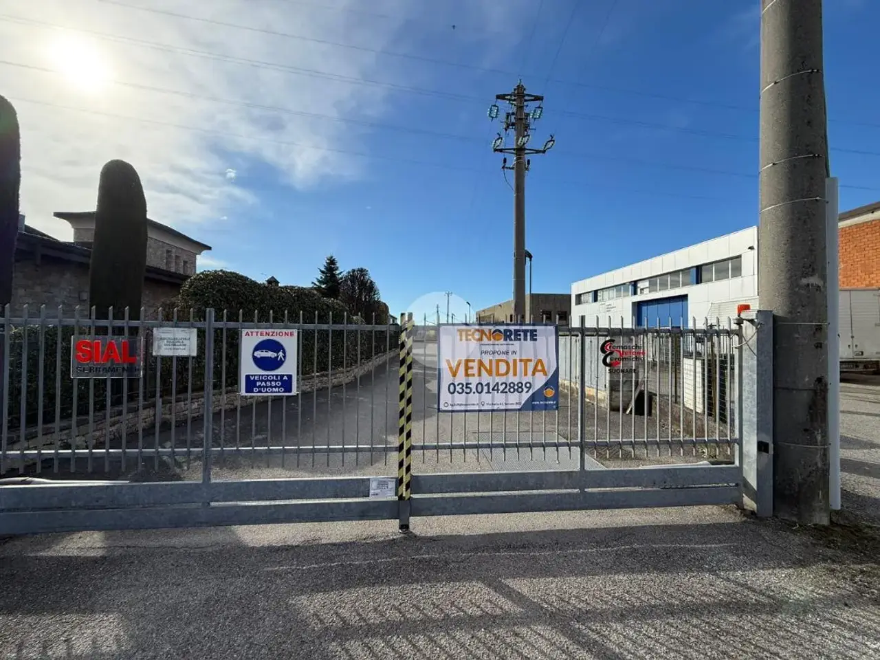 Palazzina commerciale in Via Tonale 40, Albano Sant'Alessandro, {3} - Foto 1
