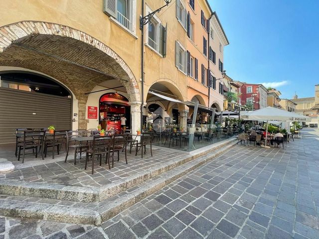 Negozio in Piazza Giuseppe Malvezzi 4, Desenzano del Garda - Foto 1