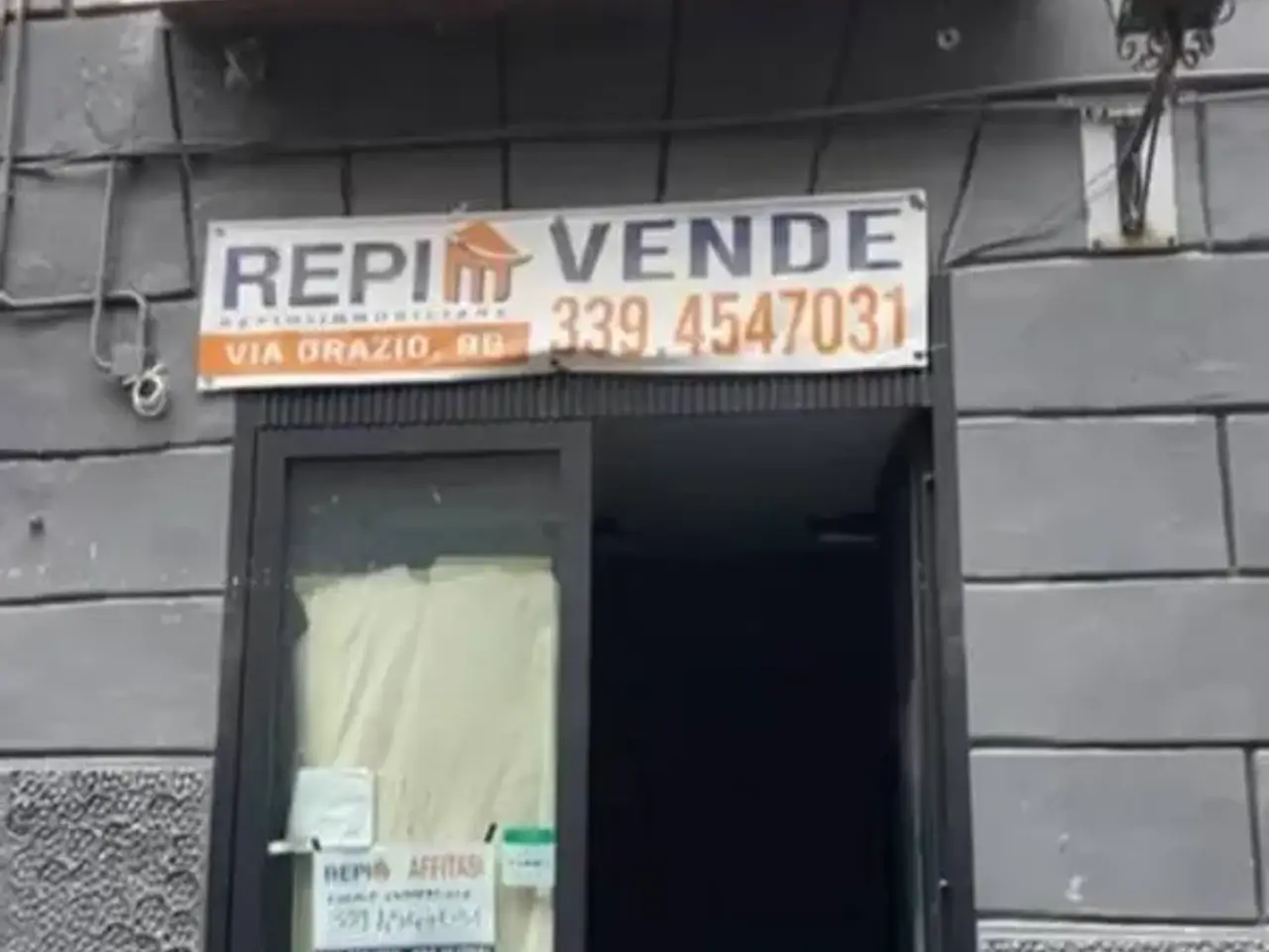 Locale commerciale in Via Bisignano 6 Napoli, Napoli, {3} - Foto 1