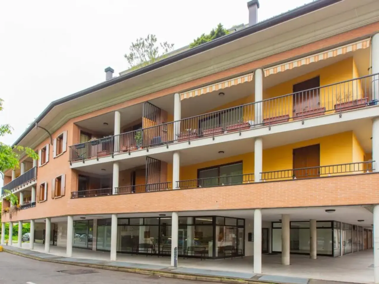 Locale commerciale in , Busto Arsizio, {3} - Foto 1