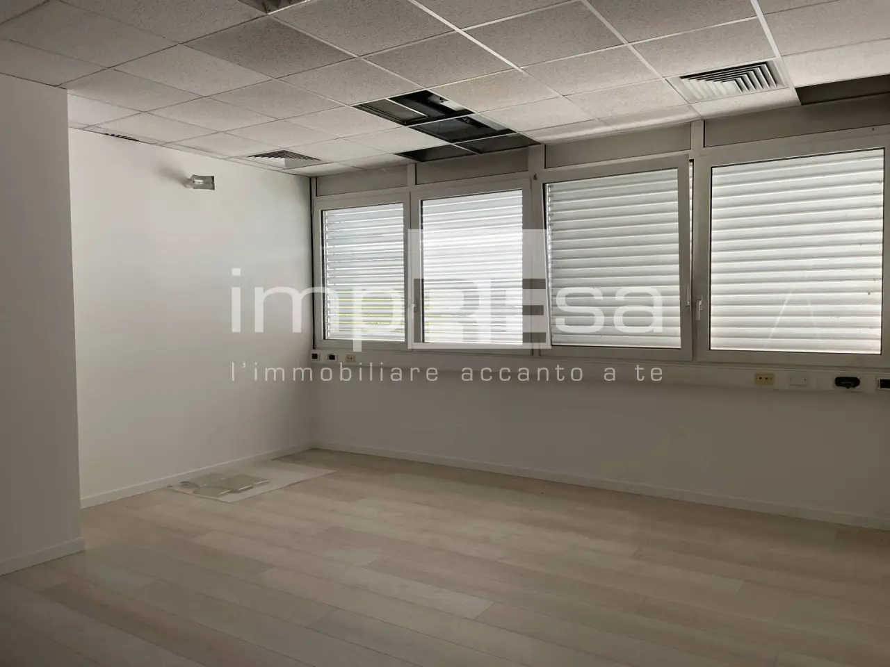 Ufficio in Viale della Repubblica, Villorba, {3} - Foto 1