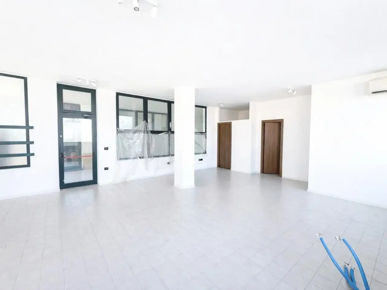 Negozio in Via Borgo Padova 38, Castelfranco Veneto, {3} - Foto 2