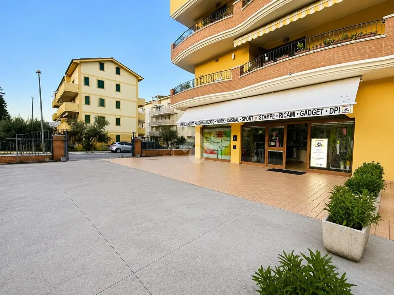Negozio in Via Nazionale Adriatica 85, Tortoreto, {3} - Foto 1