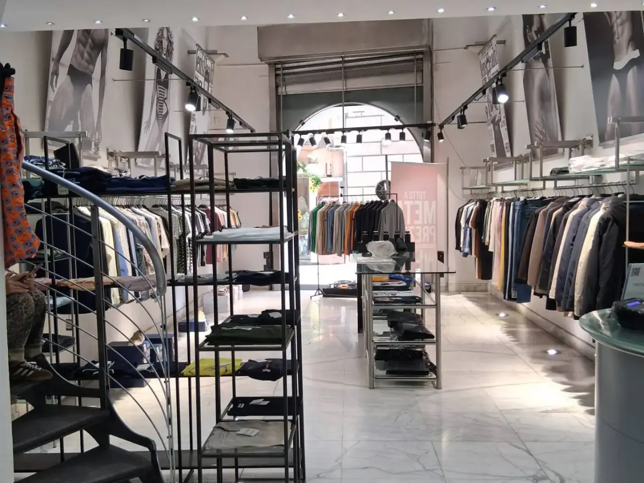 Esercizio commerciale in Corso della Repubblica, Pozzuoli, {3} - Foto 2