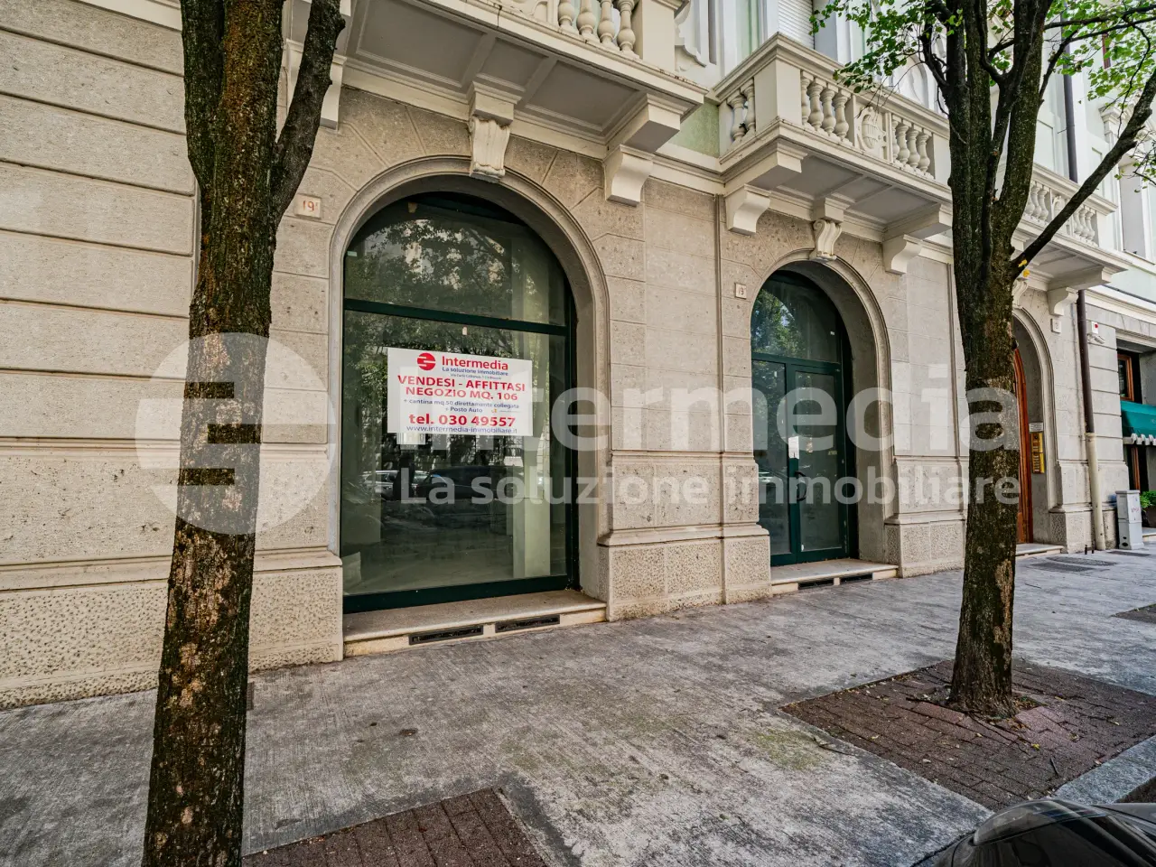 Palazzina commerciale in Via Monte Grappa 19b, Brescia, {3} - Foto 2