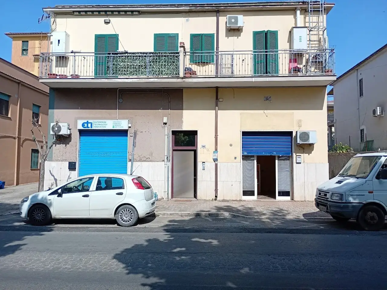 Negozio in Via Ugo Foscolo 52, Aprilia, {3} - Foto 1
