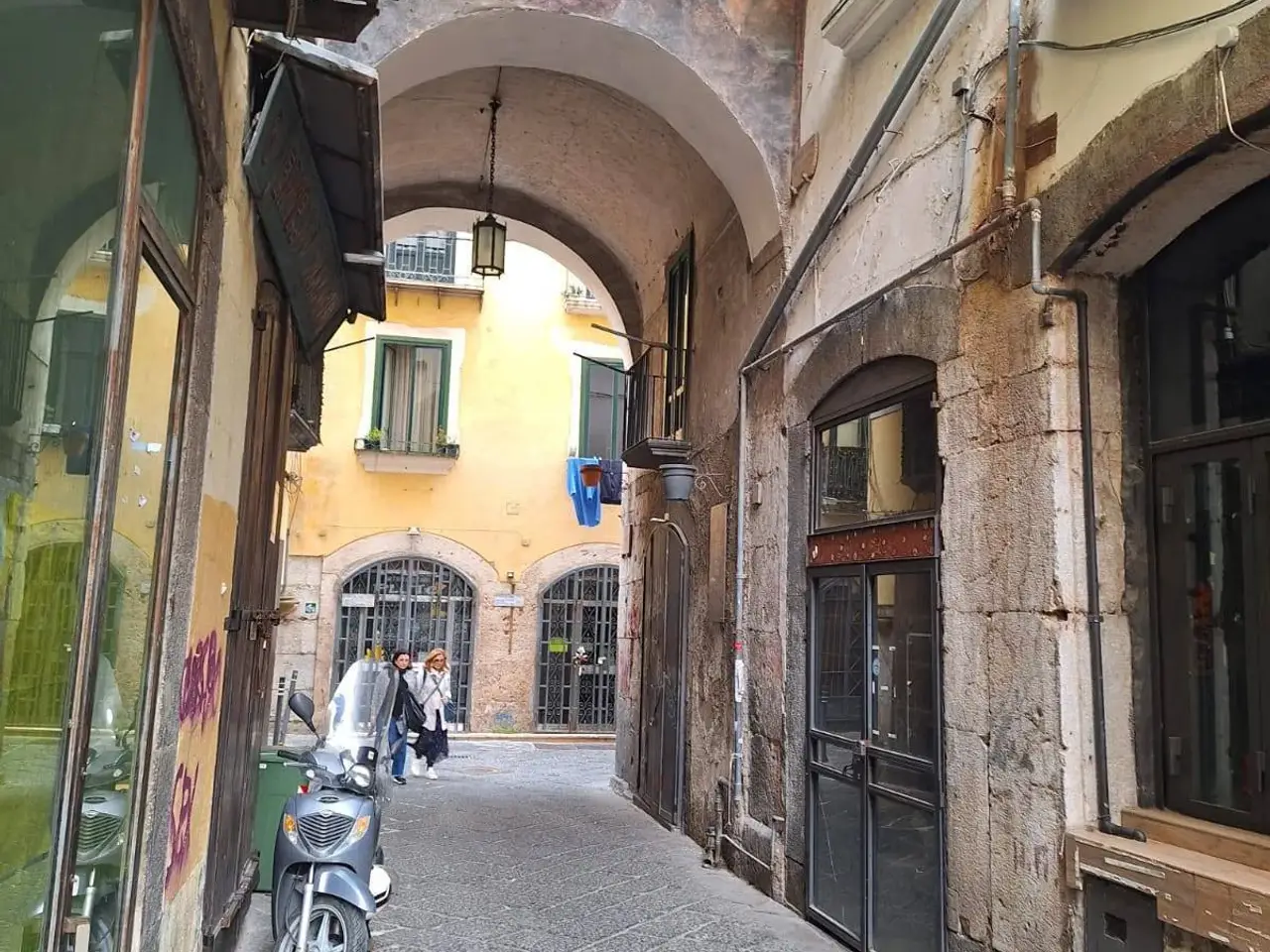 Esercizio commerciale in Via Giovanni da Procida 5, Salerno, {3} - Foto 1
