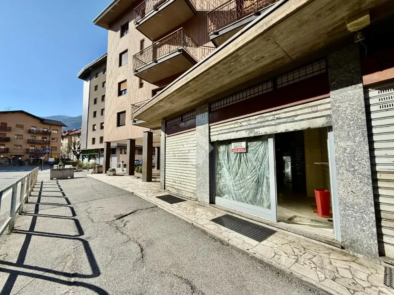 Negozio in Via Cesare Battisti 10, Aosta, {3} - Foto 2