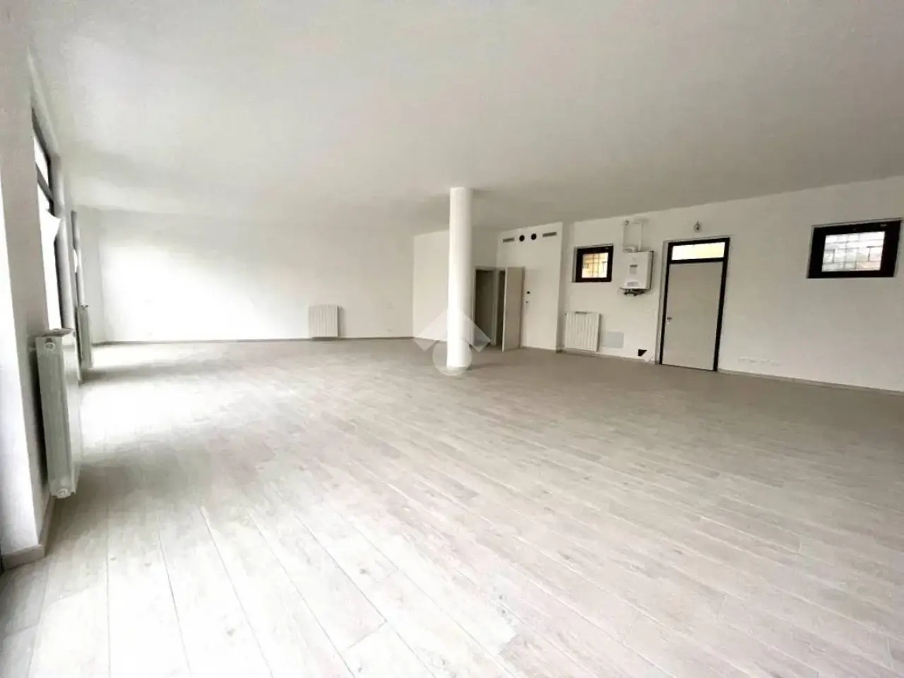 Negozio in Via Roma 9, Bassano Del Grappa, {3} - Foto 1