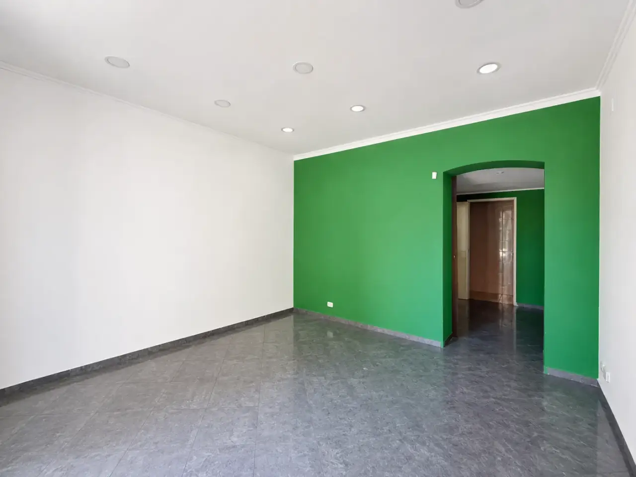 Negozio in Via Principe Amedeo  232, Taranto, {3} - Foto 1