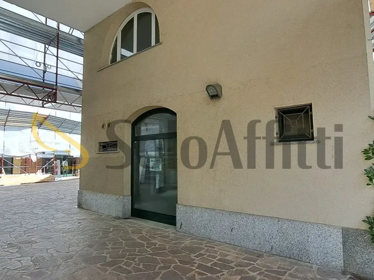 Negozio in Vicolo Scuole 1, Saronno, {3} - Foto 2