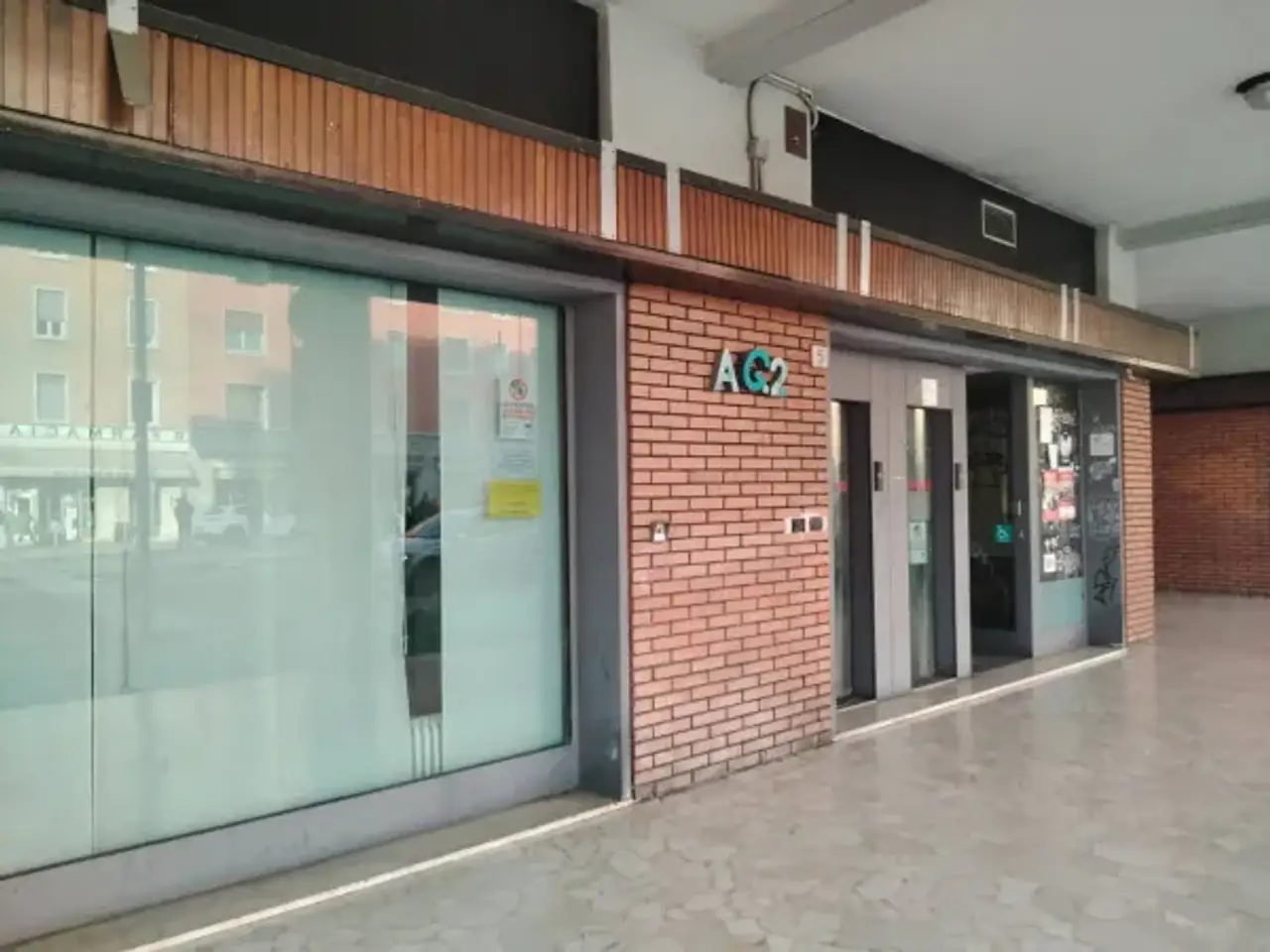 Negozio in Piazza Cesare Battisti 5, Brescia, {3} - Foto 1